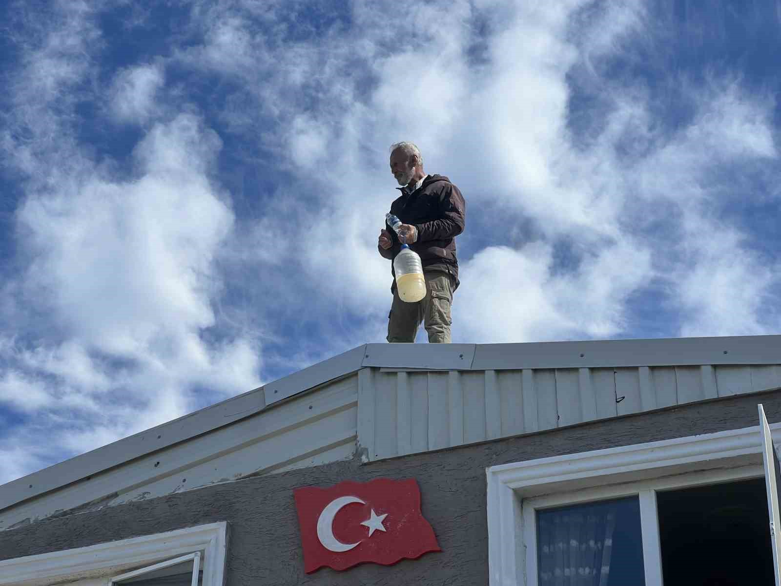 MUDANYA’DA YIKIM KRİZİ: EV SAHİBİ ÇATIYA ÇIKTI