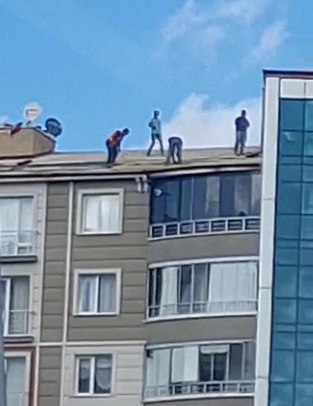 YOZGAT’TA TEHLİKELİ MESAİ: ÇATIDA EMNİYETSİZ ÇALIŞAN İŞÇİLER GÖRÜNTÜLENDİ