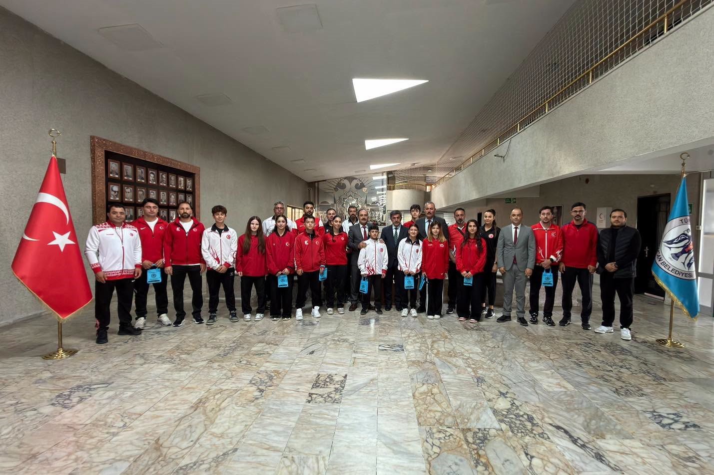 BAŞKAN AKSUN, BAŞARILI SPORCULARI KABUL ETTİ