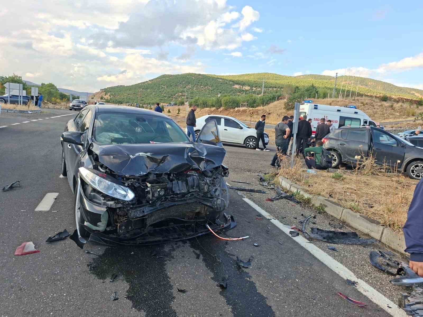 BİNGÖL’DE İKİ OTOMOBİL ÇARPIŞTI: 3 YARALI