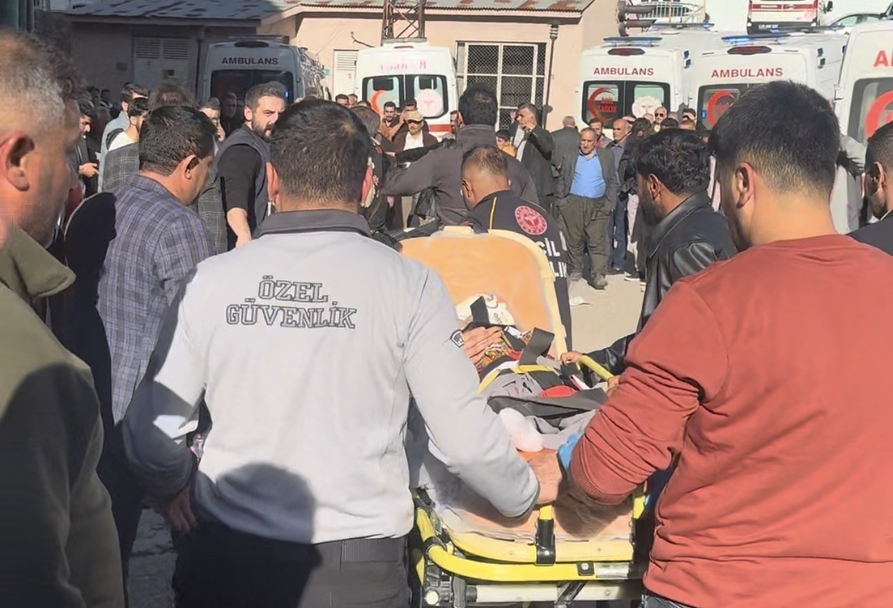HAKKARİ’DE İKİ ARAÇ KAFA KAFAYA ÇARPIŞTI: 1 ÖLÜ, 7 YARALI