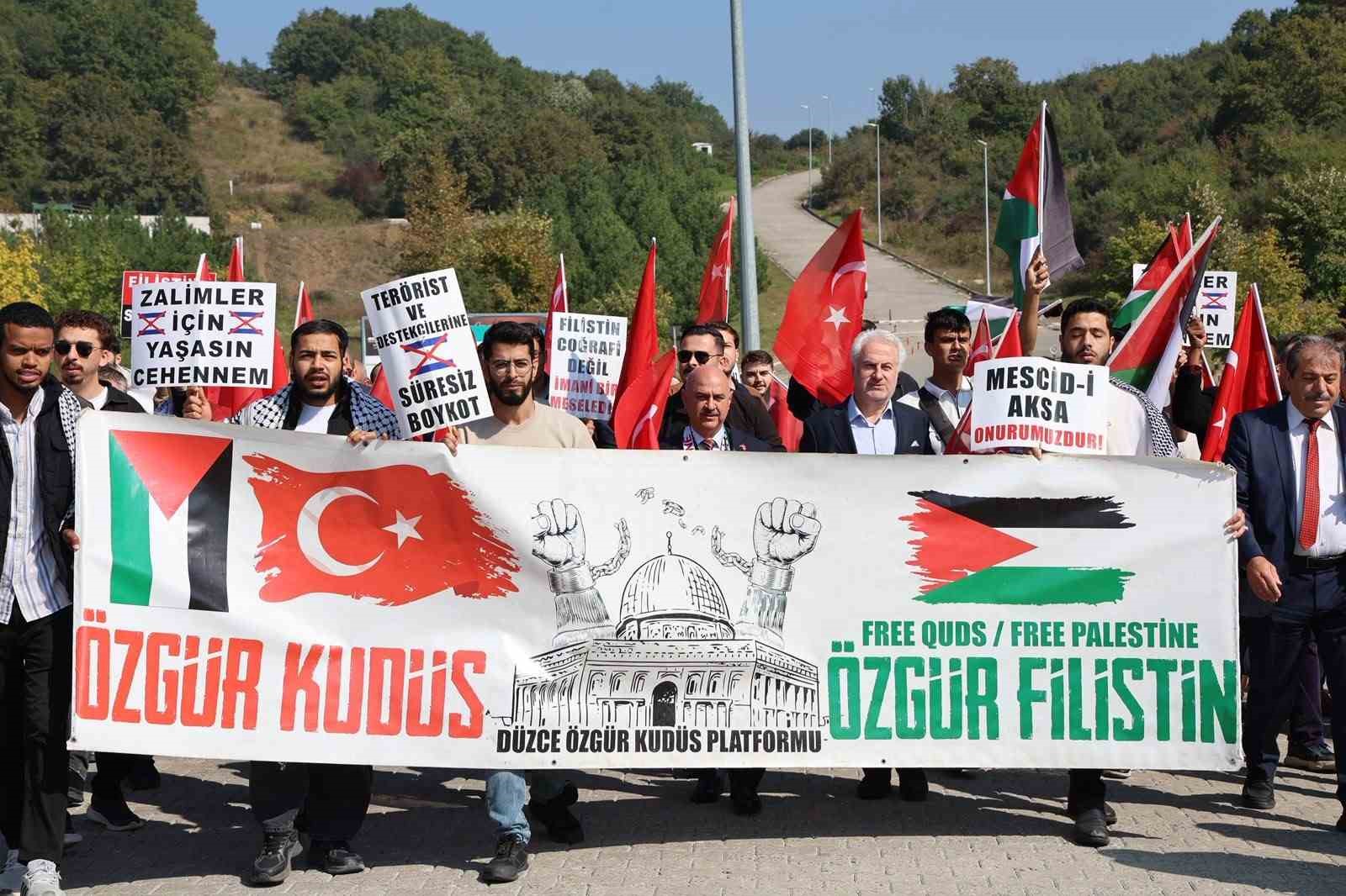 DÜZCE ÜNİVERSİTESİ’NDE FİLİSTİN’E DESTEK YÜRÜYÜŞÜ