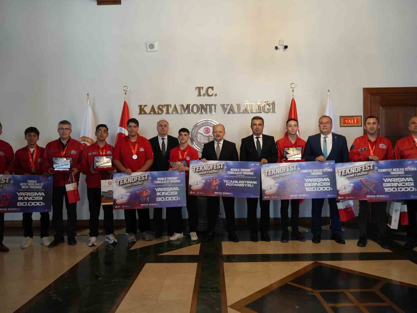 TEKNOFEST’TE DERECEYE GİREN ÖĞRENCİ VE ÖĞRETMENLERE VALİ DALLI’DAN TEBRİK