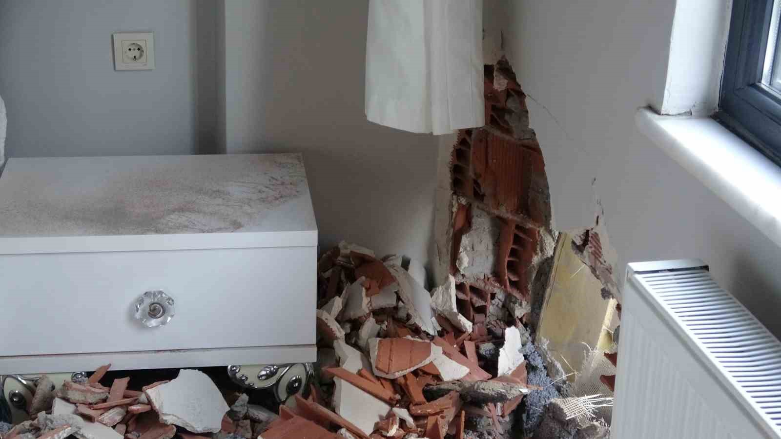 PENDİK’TE HAFRİYAT KAMYONU BİNAYA ÇARPTI: 1 YARALI