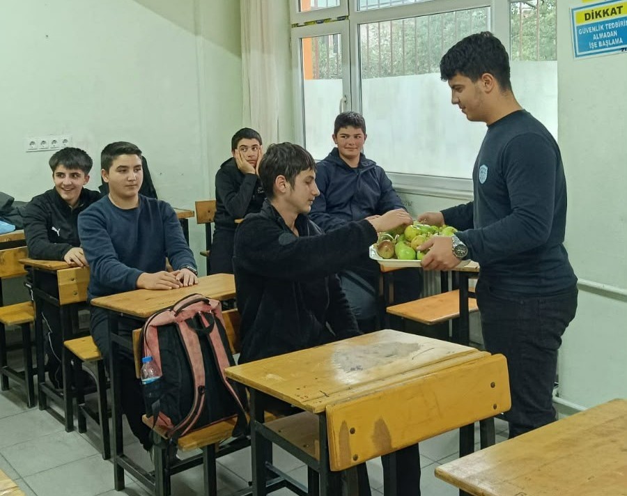 ÖĞRENCİLERDEN ÖĞRETMENLERİNE "SAĞLIKLI NEFES" İKRAMI