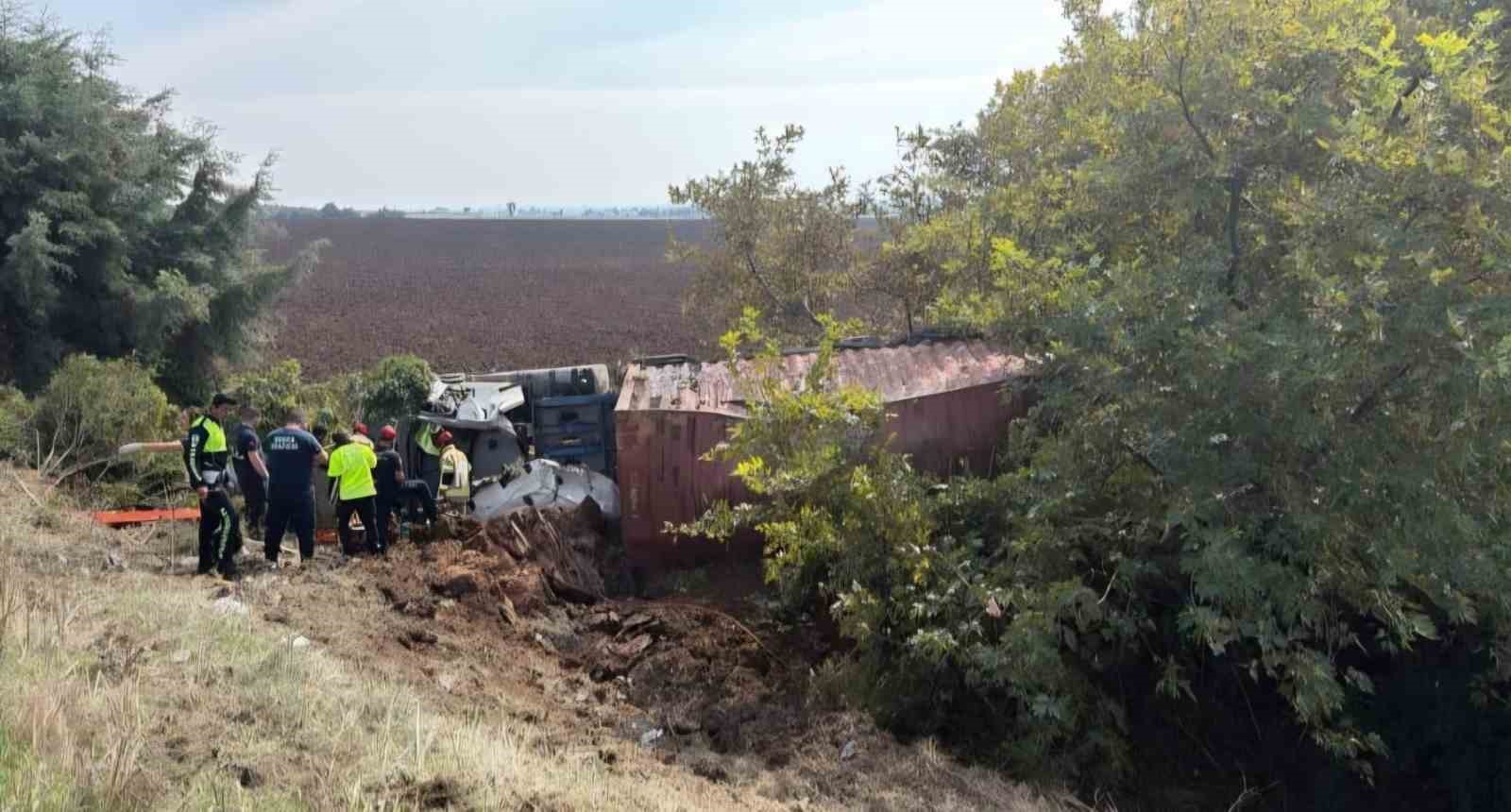 BURSA’DA TIR TARLAYA UÇTU: 1 YARALI