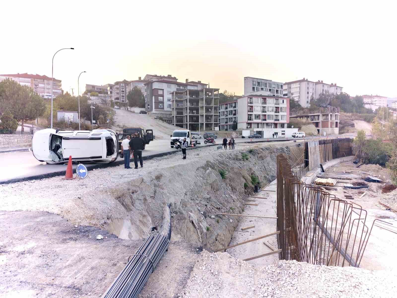 YOL ÇALIŞMASINI FARK EDEMEYİNCE ARACI 4 METRELİK ŞARAMPOLE DEVRİLDİ