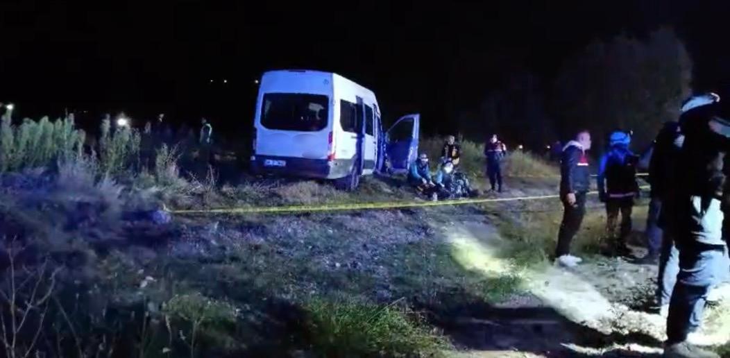 KAYSERİ’DE İKİ İŞÇİ SERVİSİ İLE İŞ MAKİNASI ÇARPIŞTI: 1 ÖLÜ, 15 YARALI