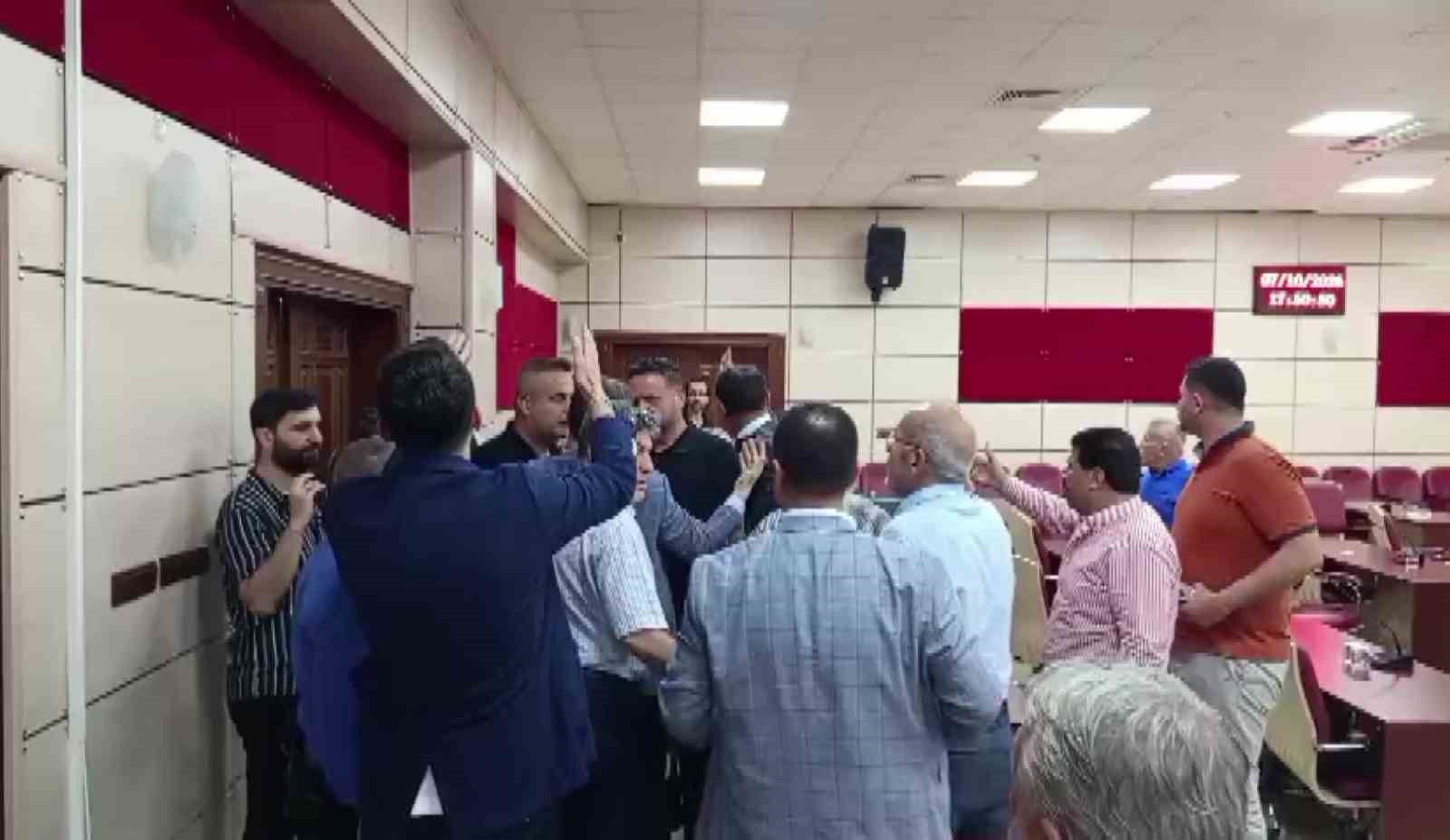 YÜREĞİR BELEDİYE MECLİSİ’NDE "SATILIK" TARTIŞMASI: CHP’Lİ İKİ MECLİS ÜYESİ BİRBİRİNE GİRDİ
