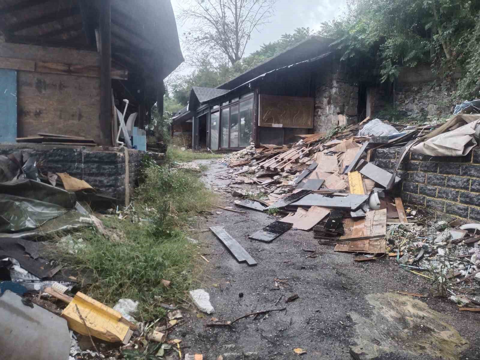 BEYKOZ’DA RİSKLİ ALAN İLAN EDİLEN VE BOŞALTILAN DÜKKANIN SAHİBİNDEN MÜTEAHHİT FİRMAYA TEPKİ