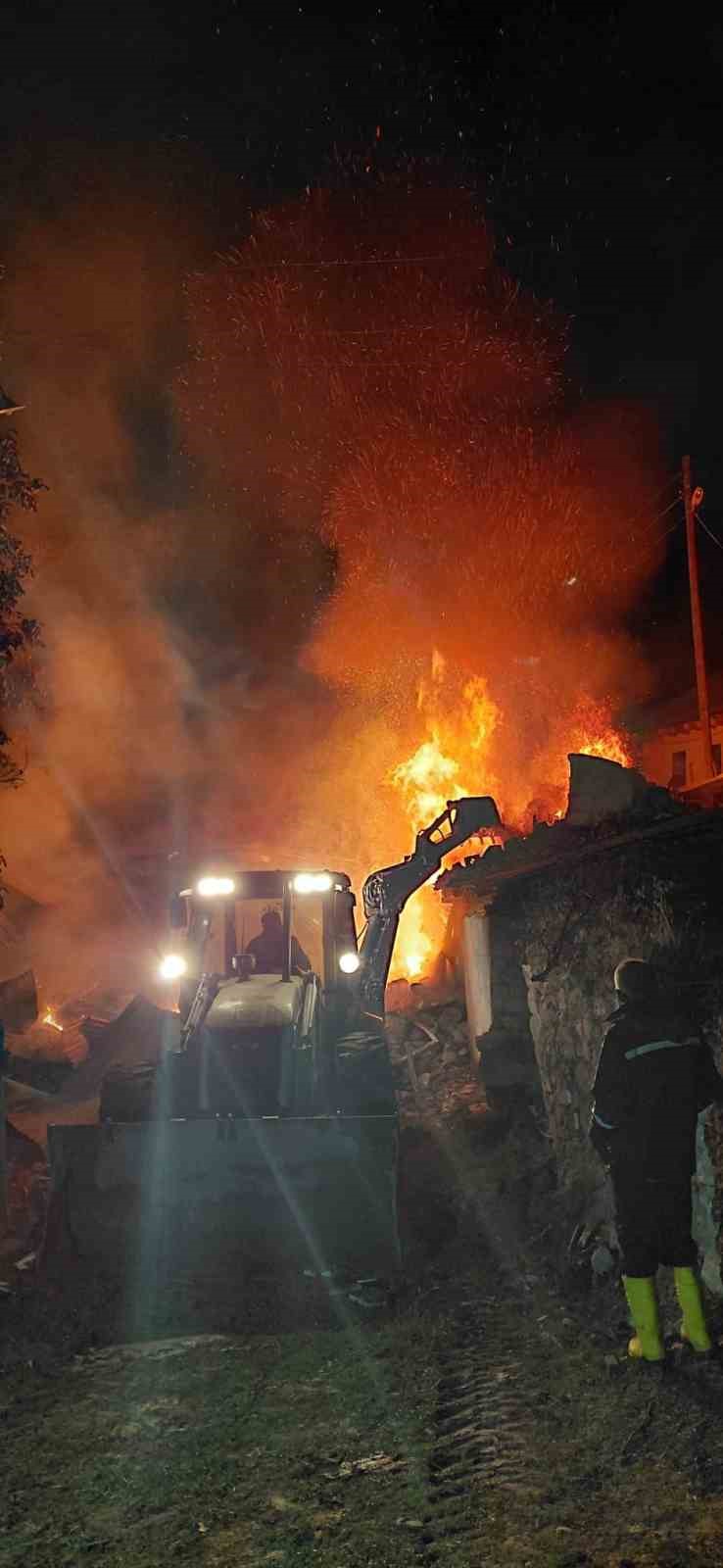 KÖY EVİ YANARAK KULLANILMAZ HALE GELDİ