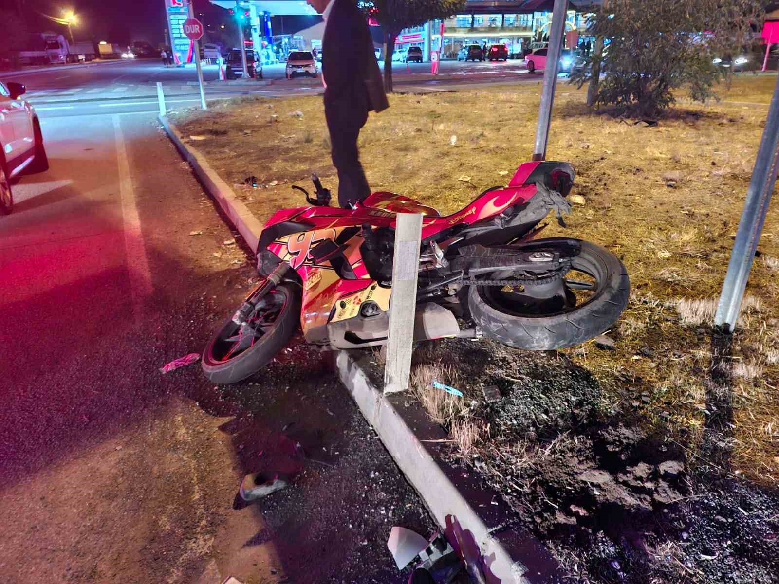 BİNGÖL’DE OTOMOBİL İLE MOTOSİKLET ÇARPIŞTI:2 YARALI