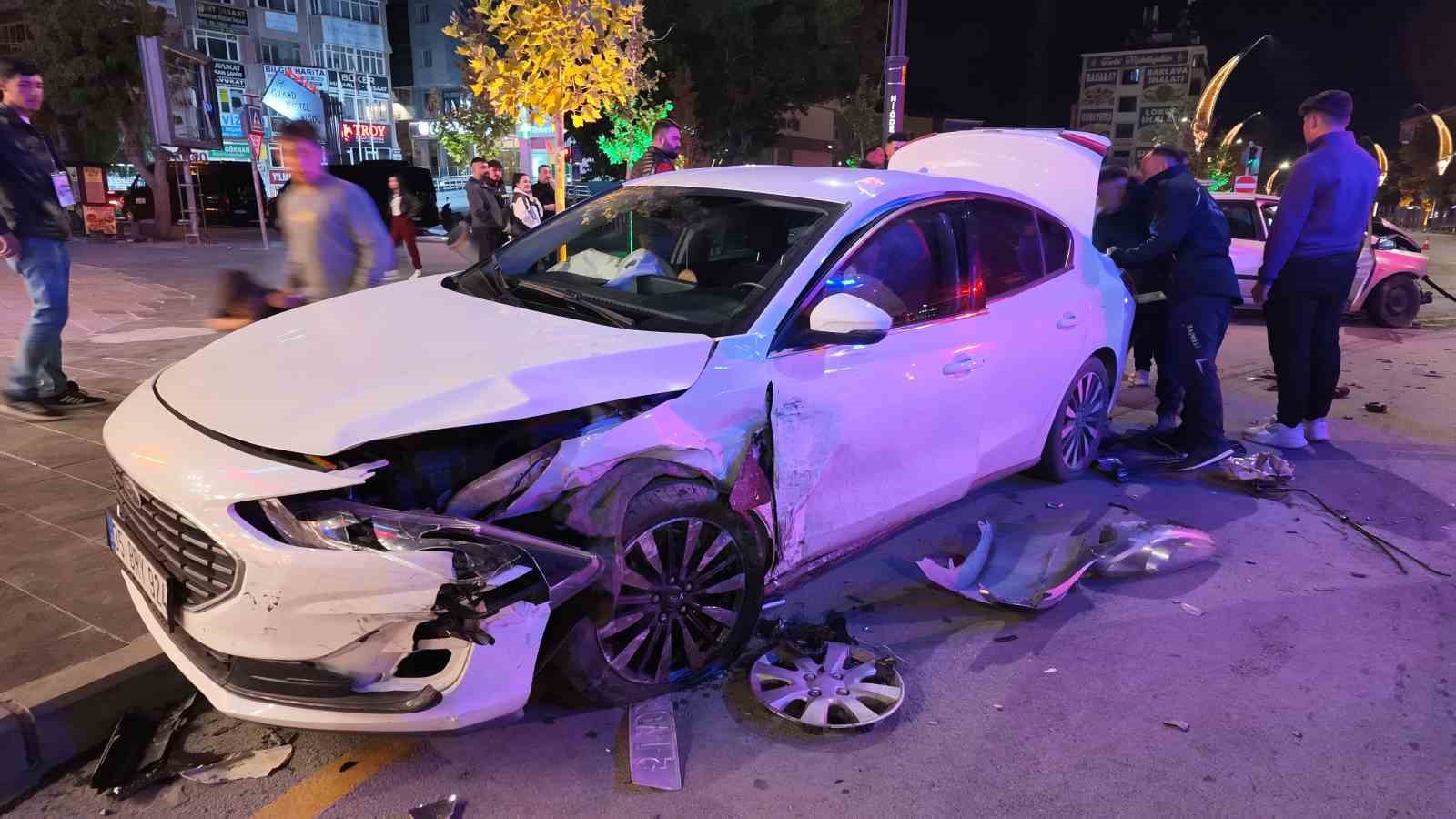 NİĞDE’DE İKİ OTOMOBİL ÇARPIŞTI: 1 YARALI