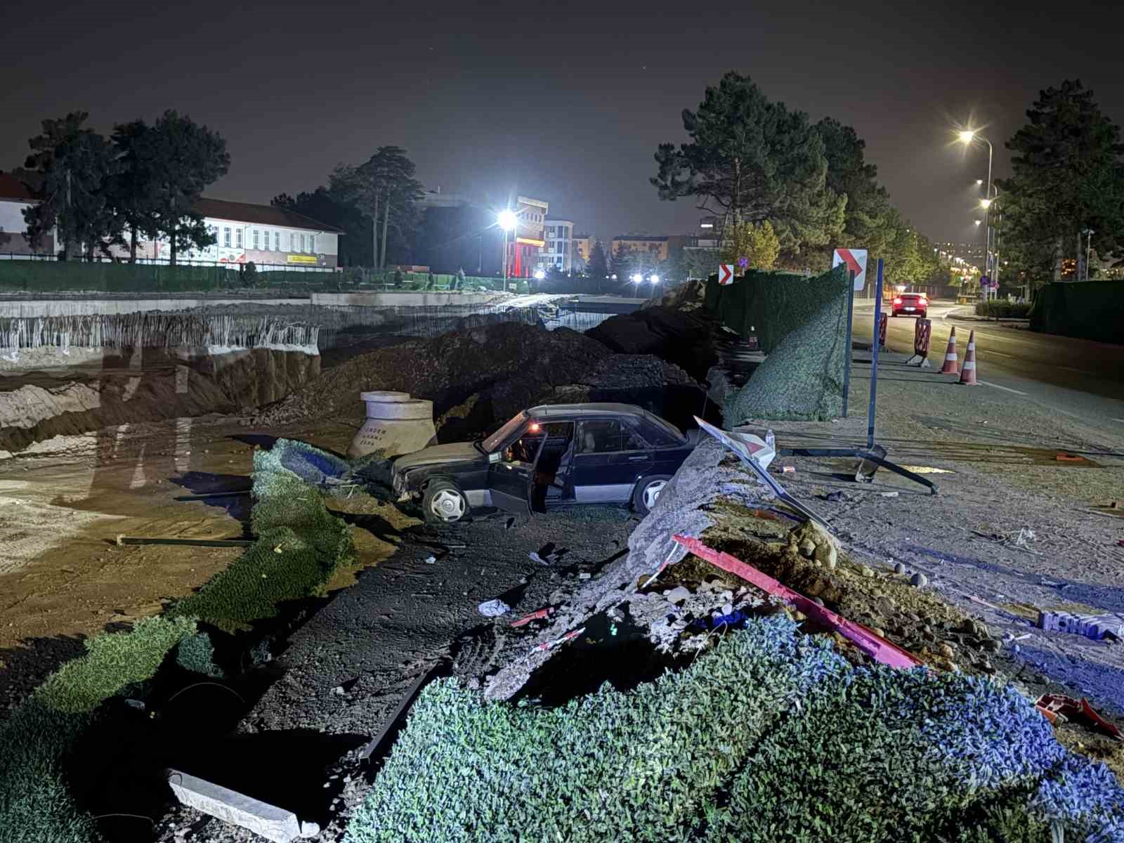 VİRAJI ALAMAYAN OTOMOBİL ŞANTİYEYE UÇTU