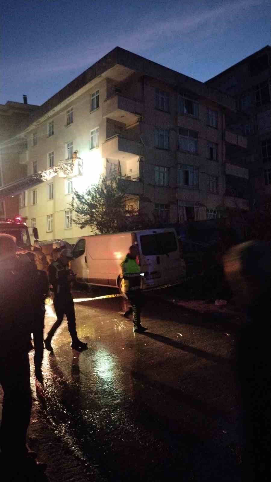 MALTEPE CEVİZLİ MAHALLESİ DOĞU SOKAKTA BULUNAN BİR BİNADA ÇÖKME MEYDANA GELDİ. BİNADA MAHSUR KALANLARI TAHLİYE ÇALIŞMALARI DEVAM EDİYOR.