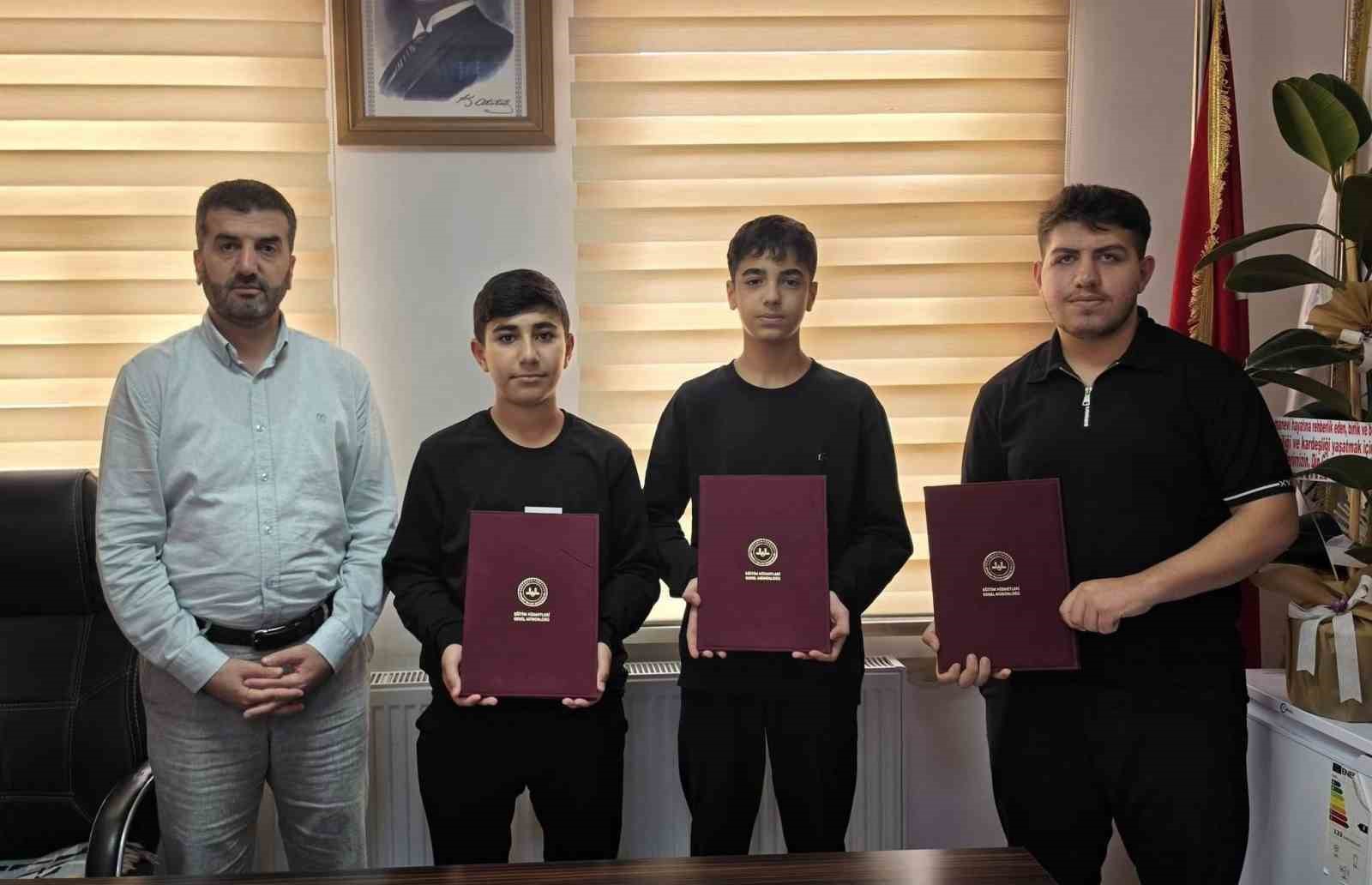 ÇERMİK’TE HAFIZLIK EĞİTİMİNİ TAMAMLAYAN KUR’AN KURSU ÖĞRENCİLERİNE BELGELERİ VERİLDİ