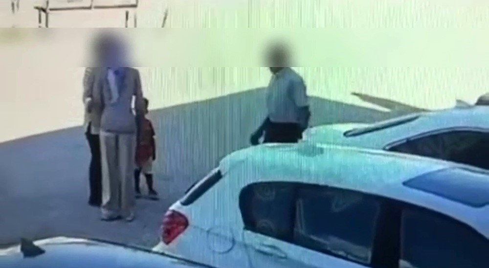 KENDİSİNDEN 45 YAŞ KÜÇÜK KADINLA EVLENMEK İSTEYEN YAŞLI ADAM, AKRABASININ KURDUĞU EVLİLİK OYUNUNA DÜŞTÜ