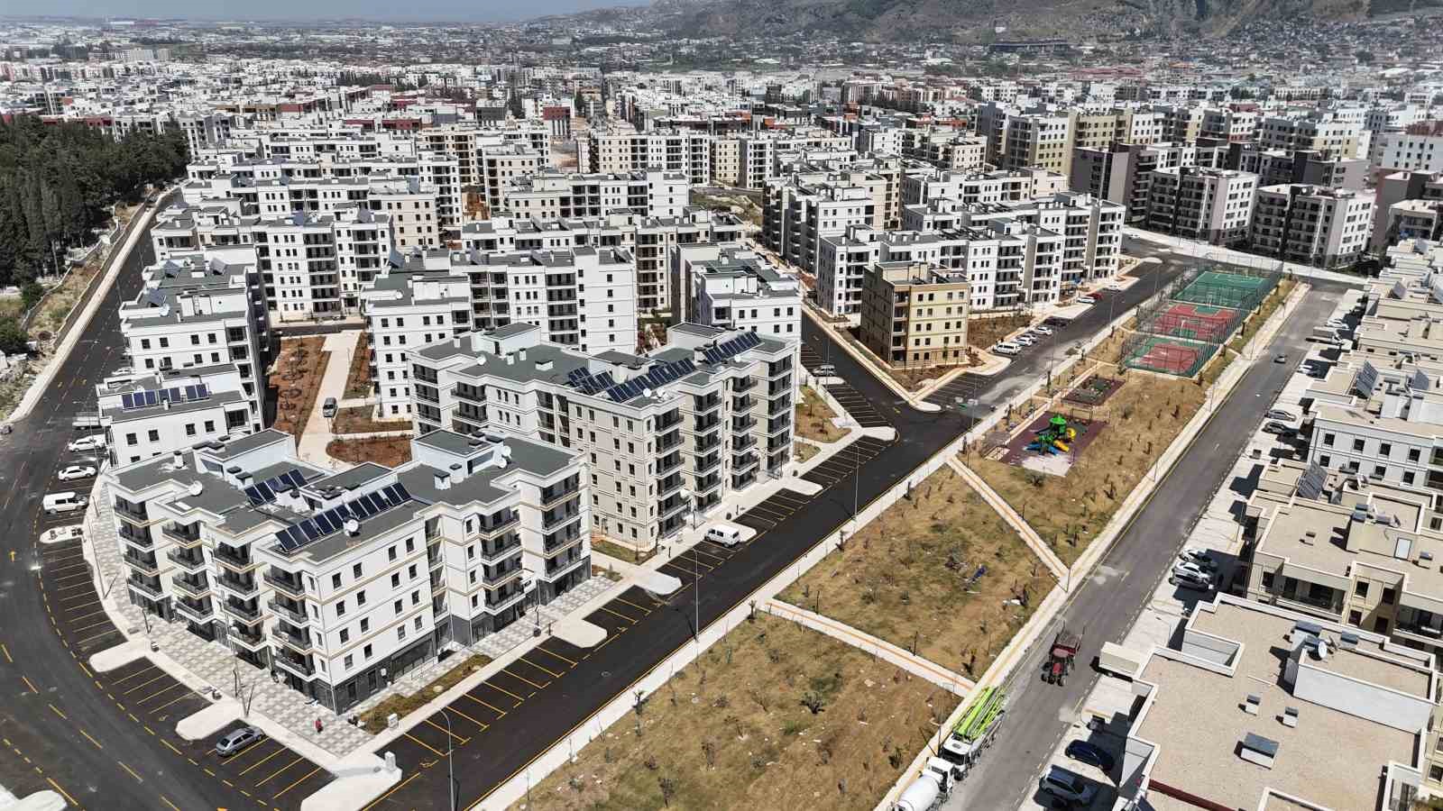 DEPREMİN ARDINDAN ÇORAK ARAZİYE DÖNEN BÖLGE DEPREMZEDE VATANDAŞLARA YUVA OLDU