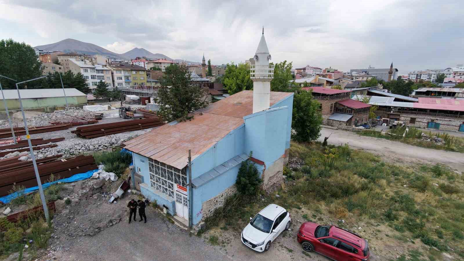 EVDEN BOZMA CAMİ, KENTSEL DÖNÜŞÜMÜN ORTASINDA ZAMANA DİRENİYOR