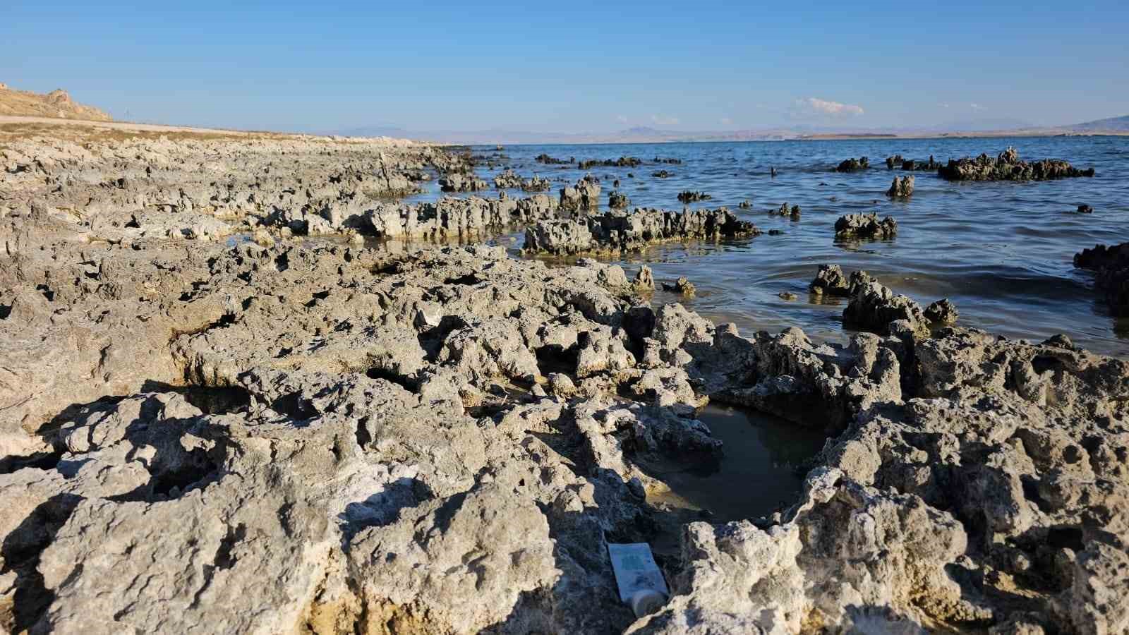 YAĞIŞLARA RAĞMEN VAN GÖLÜ SU KAYBETMEYE DEVAM EDİYOR