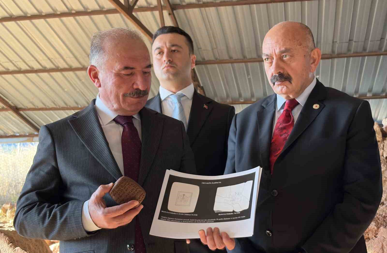 ŞAPİNUVADA’DAKİ KAZI ÇALIŞMALARINDA ÇIKARTILAN ÇİVİ YAZILI TABLETLERİN UNESCO LİSTESİNE ALINMASI HEDEFLENİYOR