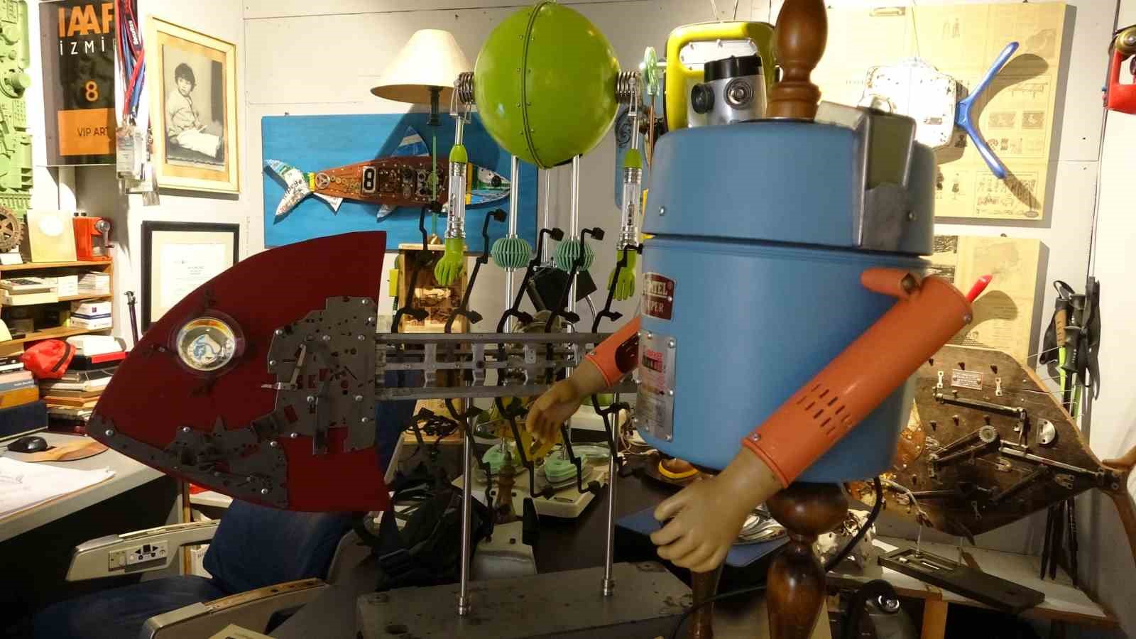 ÇÖPE GİDECEK ELEKTRONİK MALZEMELER ONUN ELLERİNDE SANAT ESERİNE DÖNÜŞÜYOR