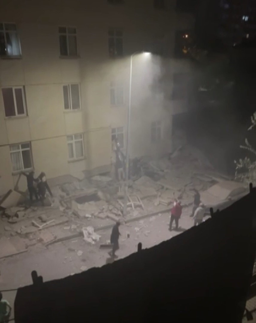 MALTEPE’DE ÇÖKEN BİNANIN İLK ANLARI KAMERADA