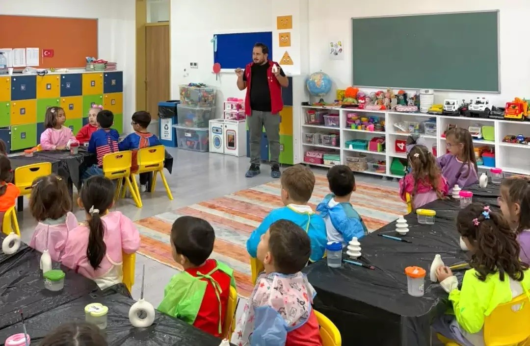 MUĞLA’DA ÇOCUKLARIN HAYAL GÜCÜ SANATLA BULUŞUYOR