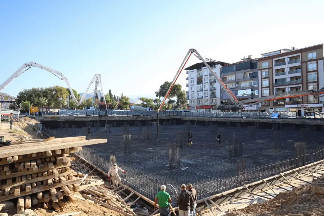İNCİRLİOVA’DA CUMHURİYET MEYDANI VE YERALTI OTOPARKI PROJESİNDE ÇALIŞMALAR SÜRÜYOR