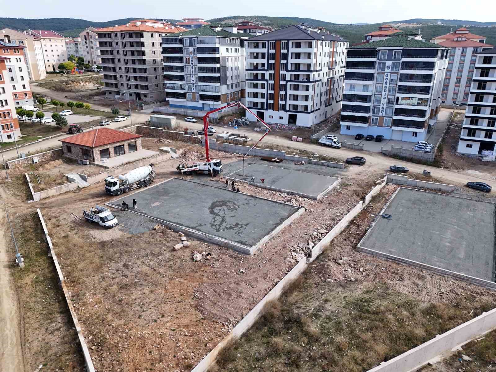 AKDAĞMADENİ’NDE 100. YIL SPOR KOMPLEKSİ İNŞA ÇALIŞMALARI TÜM HIZIYLA DEVAM EDİYOR