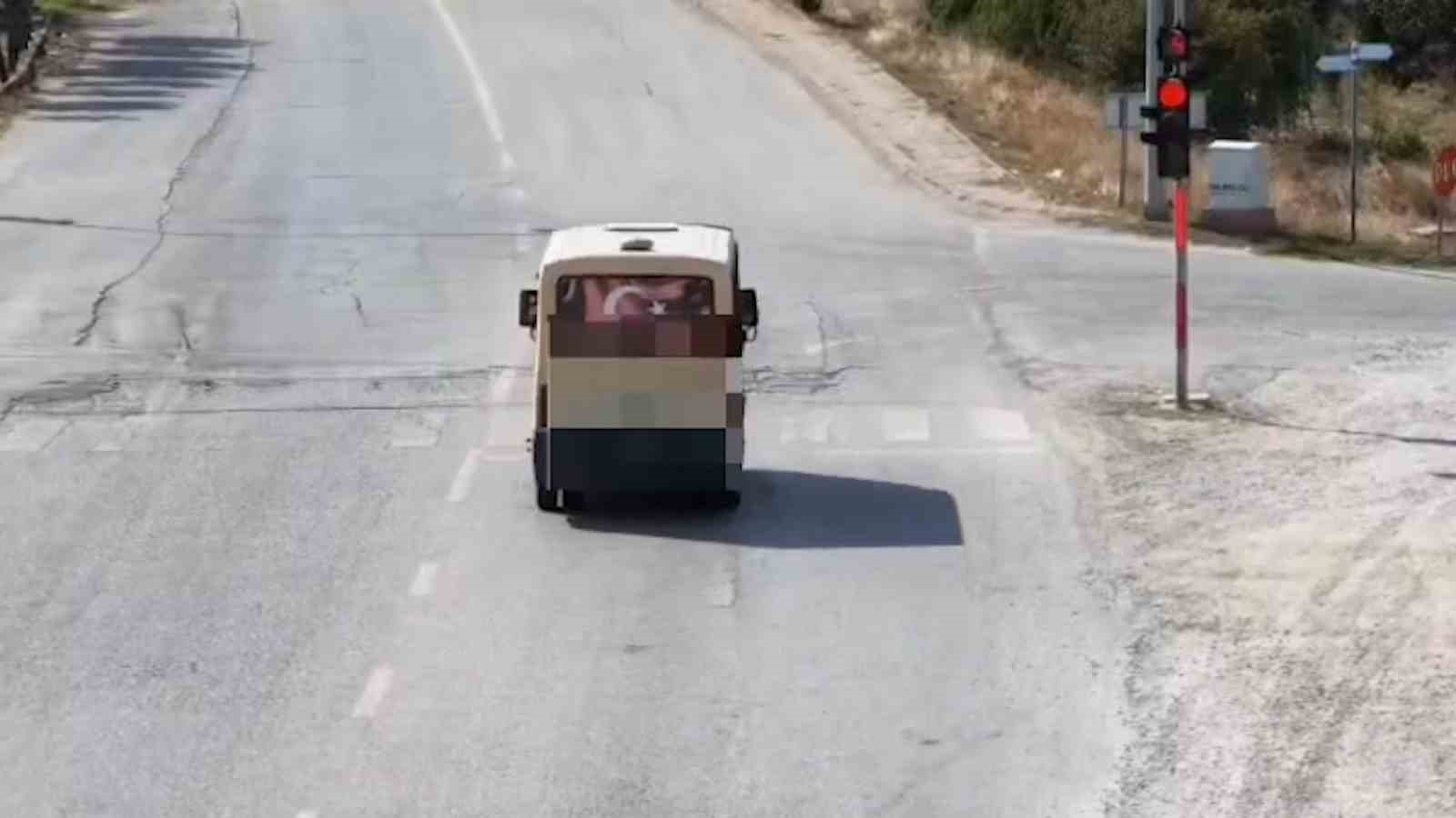 KIRMIZI IŞIKTA GEÇİP POLİSLERİ GÖRÜNCE YÖN DEĞİŞTİREN SÜRÜCÜ POLİS DRONUNDAN KAÇAMADI
