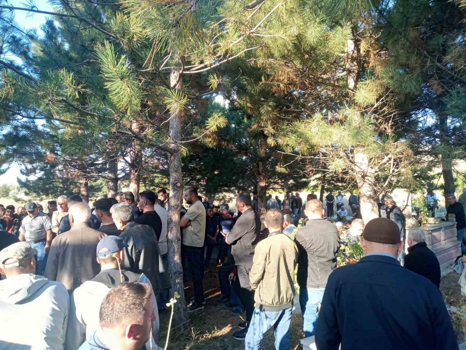 İŞ MAKİNASIYLA ÇARPIŞAN SERVİSTE HAYATINI KAYBEDEN ŞOFÖR TOPRAĞA VERİLDİ