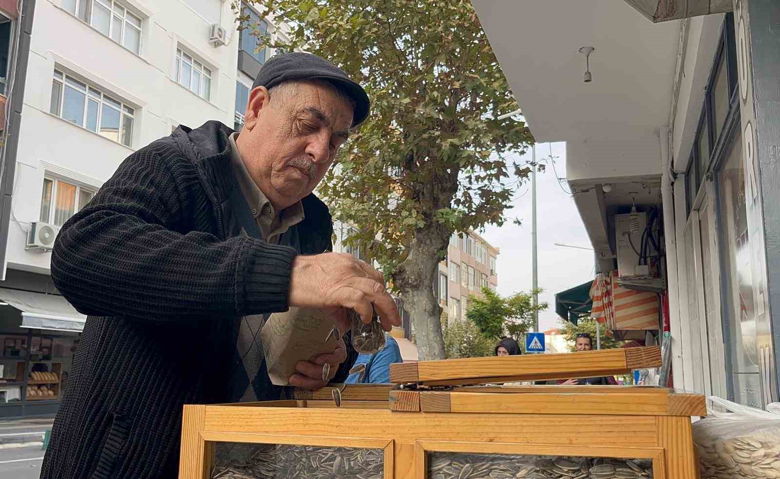 ÇEKİRDEK ARABASININ BAŞINDA GEÇEN YARIM ASIRLIK ÖMÜR