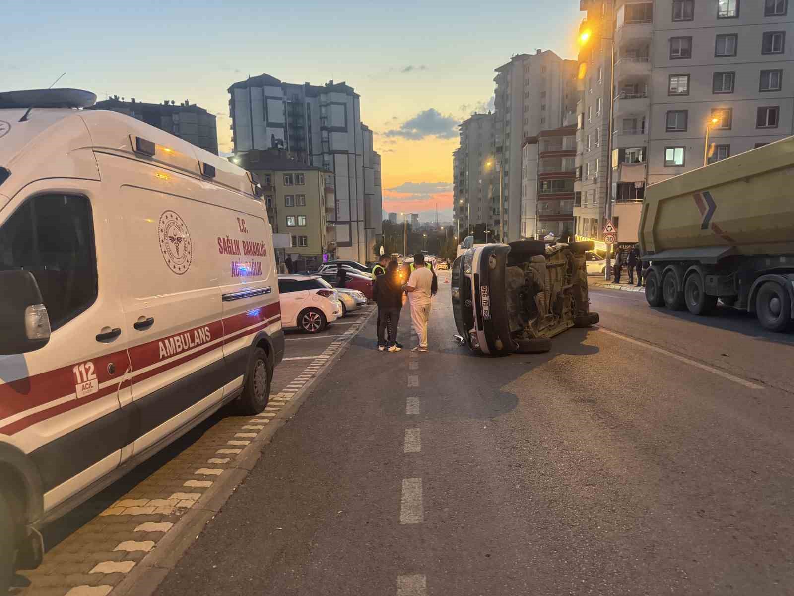 KAZA YAPAN MİNİBÜS PARK HALİNDEKİ OTOMOBİLE ÇARPIP YAN YATTI