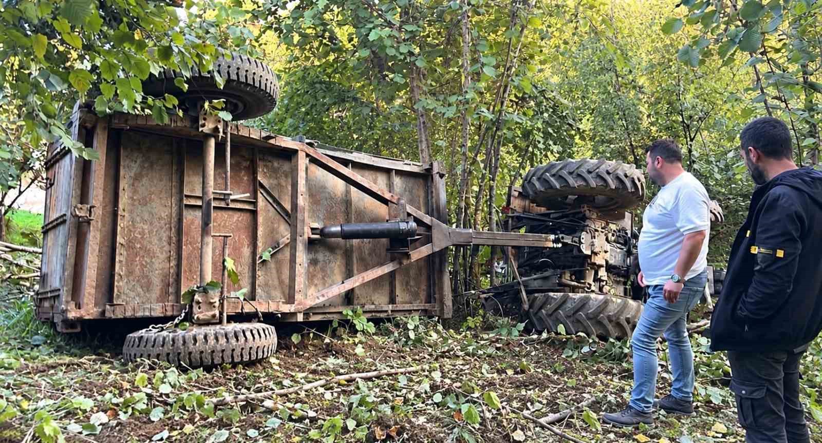 SAKARYA’DA TRAKTÖR DEVRİLDİ: 1 ÖLÜ, 2 YARALI