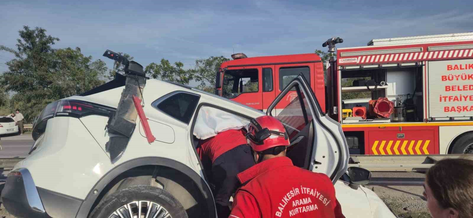 BALIKESİR’DE OTOMOBİL BARİYERLERE ÇARPTI: 2 YARALI