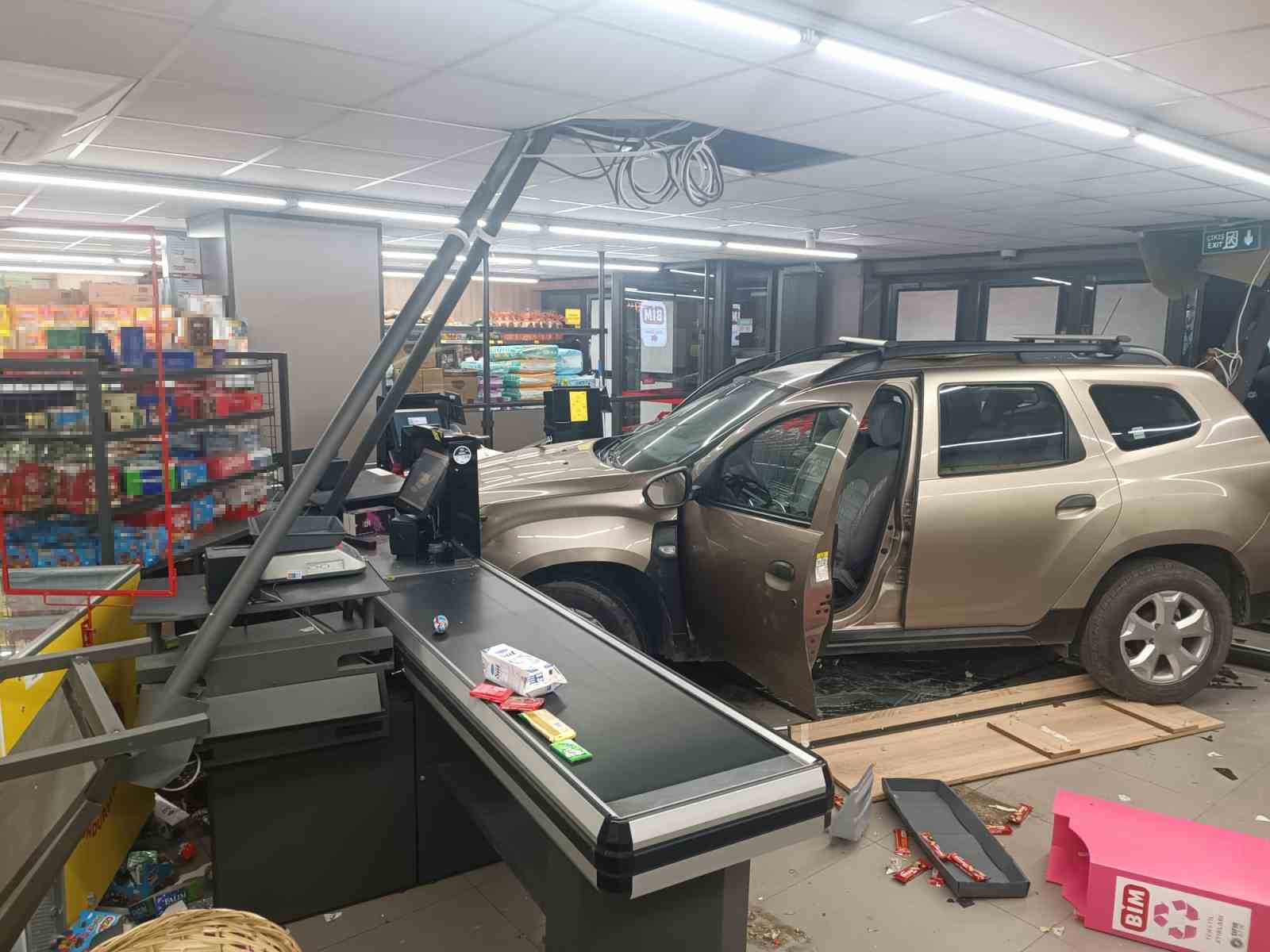 81 YAŞINDAKİ SÜRÜCÜ ARACI YOL KENARINA PARK ETMEK İSTERKEN MARKETE GİRDİ