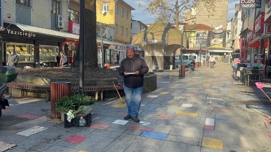 İLÇE MEYDANINDA AYAKKABI BOYACILIĞI YAPIYORDU, MERHAMETİYLE ÖDÜL ALDI