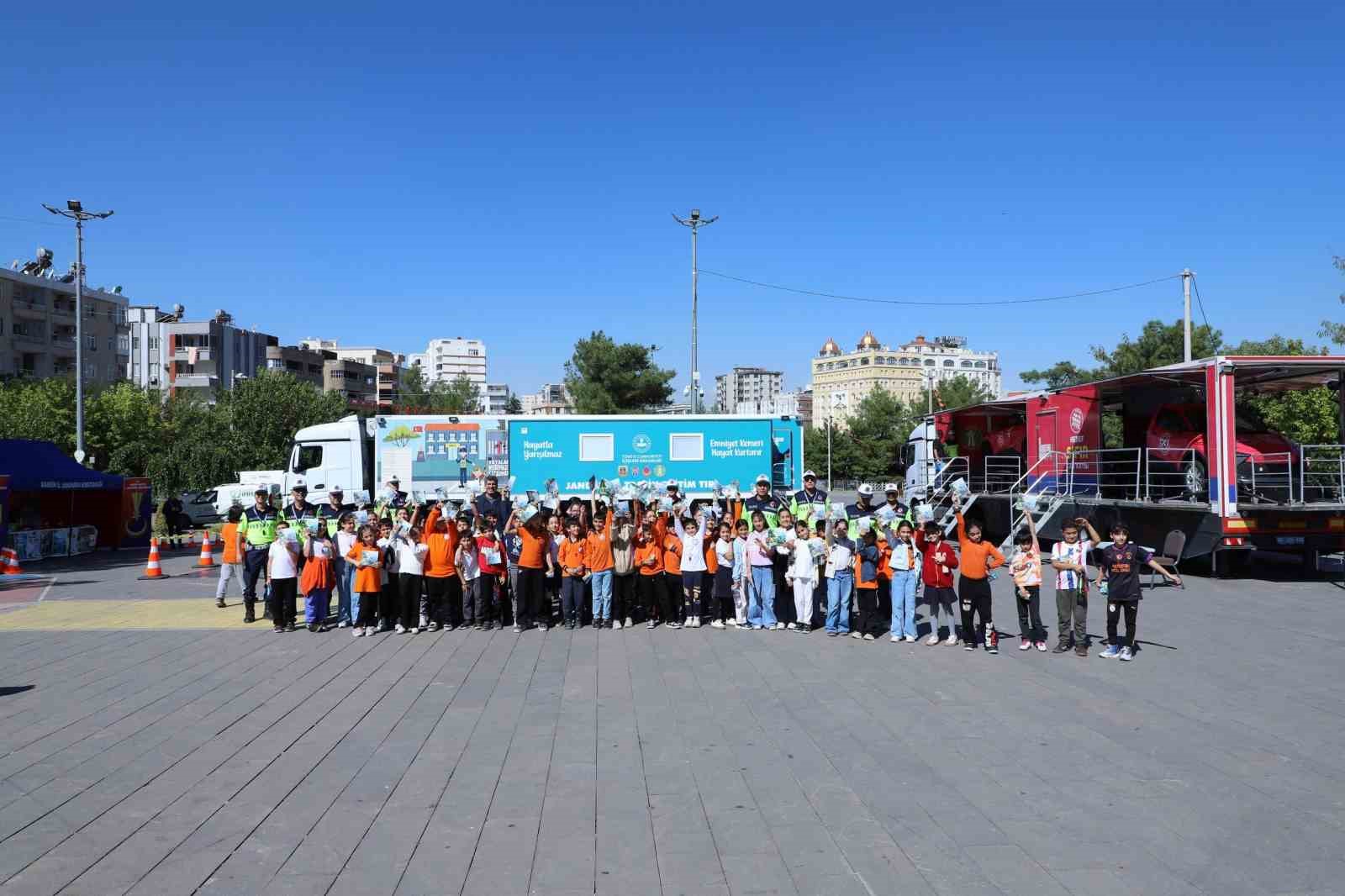 MARDİN’DE JANDARMADAN ÇOCUKLARA TRAFİK EĞİTİMİ