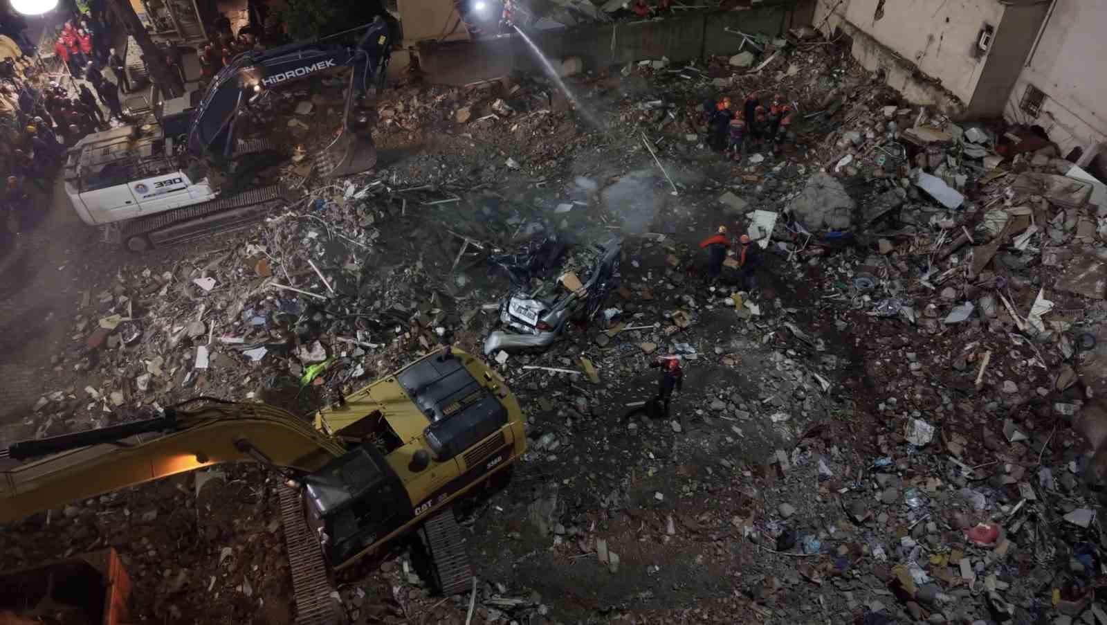 MALTEPE’DE ENKAZ ALTINDA KALAN ARAÇ HAVADAN GÖRÜNTÜLENDİ