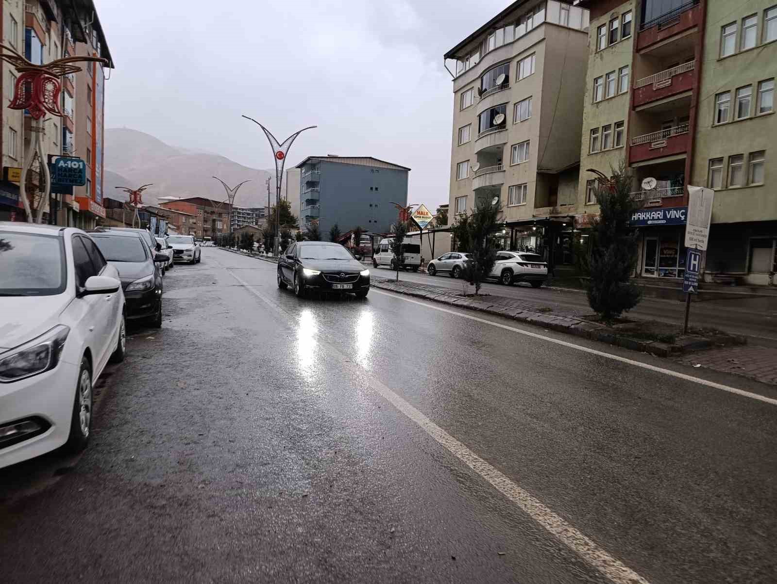 HAKKARİ’DE SAĞANAK YAĞIŞ ETKİSİNİ SÜRDÜRÜYOR