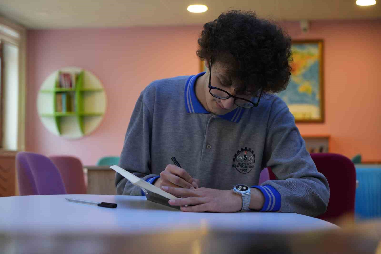 MESLEK LİSESİ ÖĞRENCİSİNİN EDEBİYAT TUTKUSU ROMANA DÖNÜŞTÜ: 4 AYDA KİTAP YAZDI