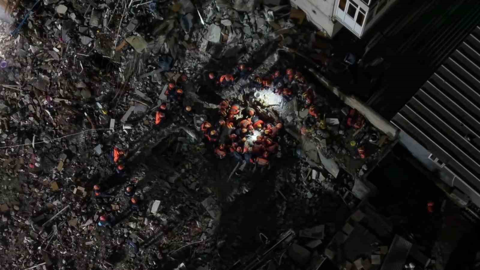 MALTEPE’DE ÇÖKEN BİNANIN ENKAZINDA KALAN 2 KİŞİYİ KURTARMA ÇALIŞMALARI BÖYLE GÖRÜNTÜLENDİ
