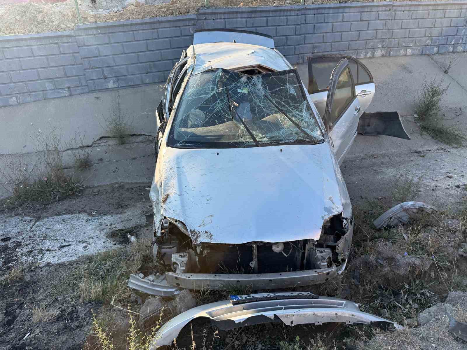 YOZGAT’TA REFÜJE ÇARPAN OTOMOBİL DEVRİLDİ, 3 KİŞİ YARALANDI
