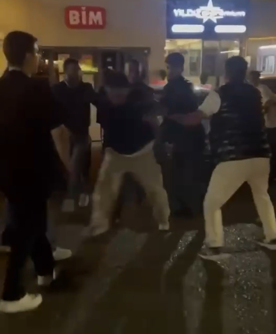 KARABÜK’TE İKİ GRUP ARASINDA YUMRUKLU KAVGA