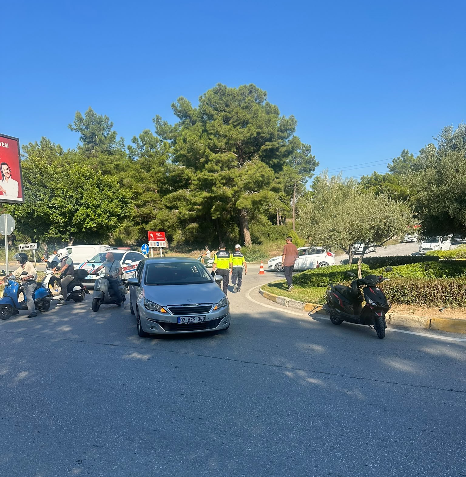 ANTALYA’DA MOTOSİKLET İLE OTOMOBİL ÇARPIŞTI: 1 YARALI