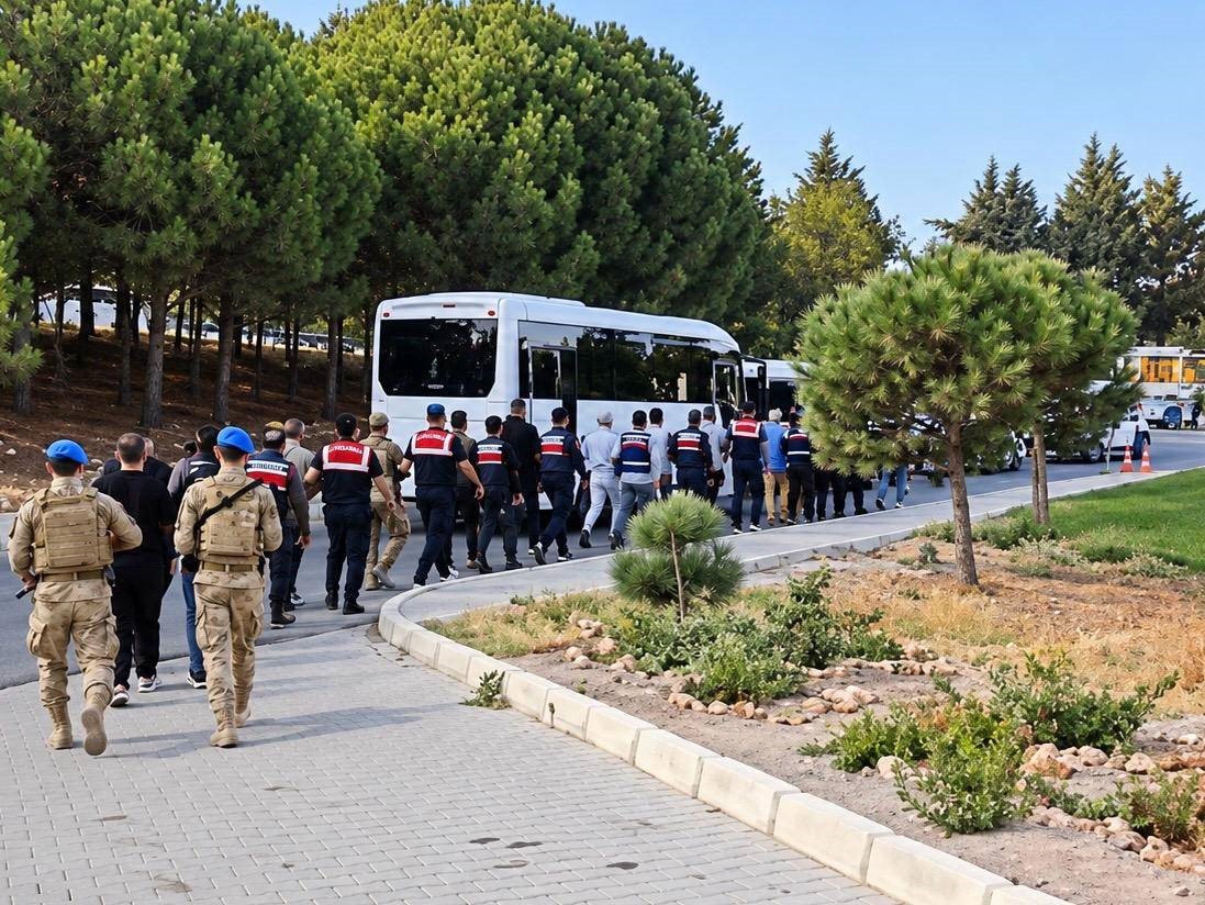 ÇEŞME BELEDİYESİ OPERASYONUNDA 12 ŞÜPHELİ ADLİYEYE SEVK EDİLDİ