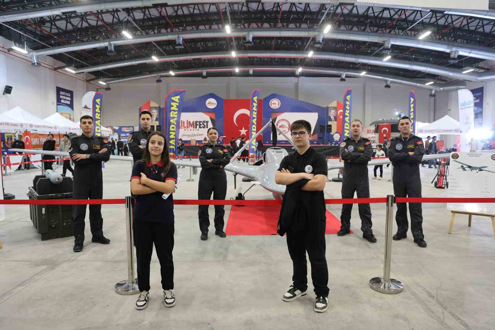 ÖĞRENCİNİN BAYRAKTAR TB2 SİHA HEYECANI VE SEVİNCİ KAMERALARA YANSIDI