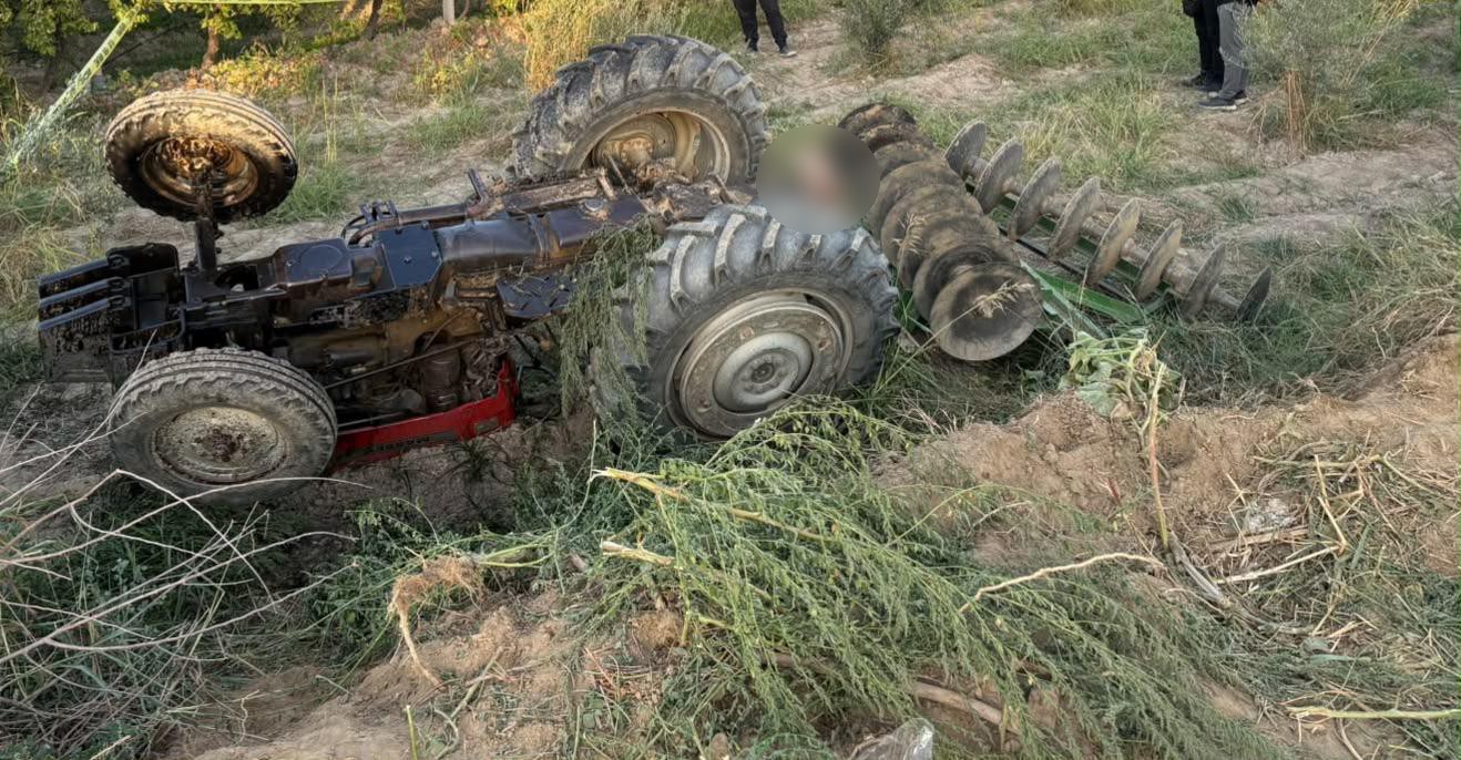 DEVRİLEN TRAKTÖRÜNÜN ALTINDA KALAN ÇİFTÇİ HAYATINI KAYBETTİ