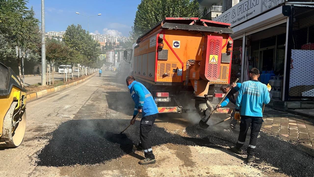 ADIYAMAN’DA 6 MAHALLEDE YOL ONARIMI YAPILIYOR